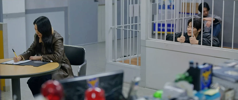 경찰서에서-반성문-쓰는-솔과-유치장-안에서-솔에게-말거는-태성