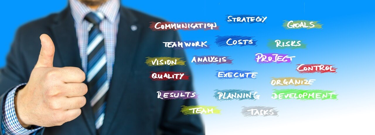 소규모법인설립과 프리랜서의 장단점을 비교하며 법인 설립과 프리랜서 무엇이 더 효율적일까를 고민하는 모습