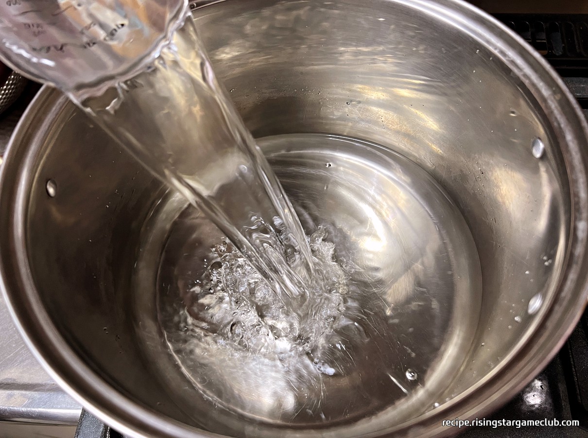 냉이를 데치기 위해 냄비에 물을 붓는 사진