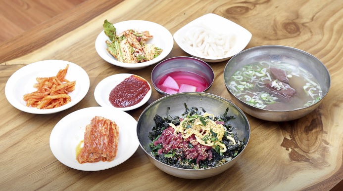 생생정보 믿고 떠나는 스타고장 가수 홍경민의 전라남도 함평 여행 한우 함평육회비빔밥 맛집 화랑식당 함평나비대축제 주포지구 한옥전원마을 함평 바나나 생태나라 