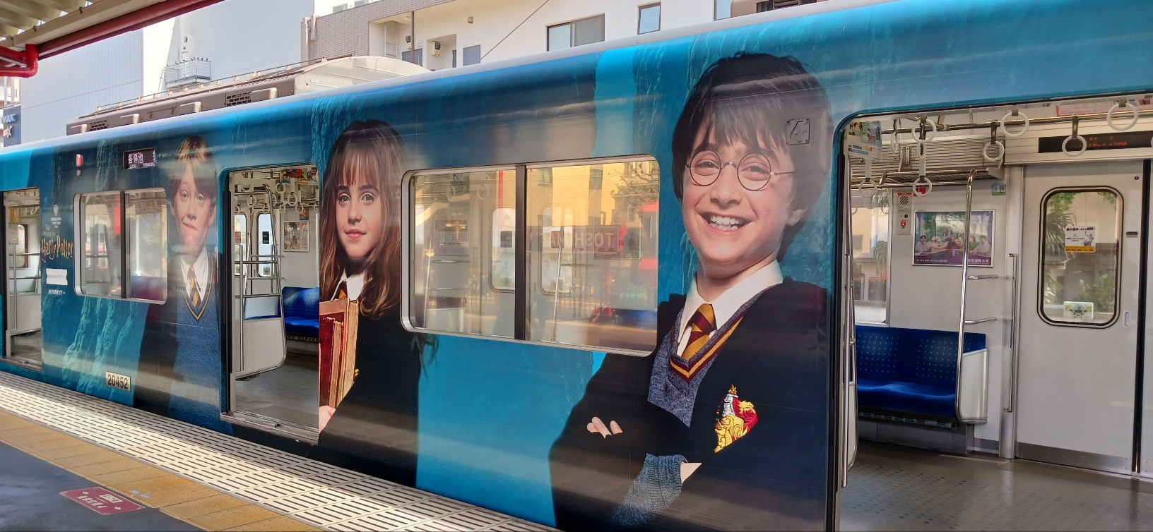 도쿄 도시마엔역에 도착한 해리포터 랩핑 지하철, 캐릭터 일러스트가 그려진 전용 열차 외관