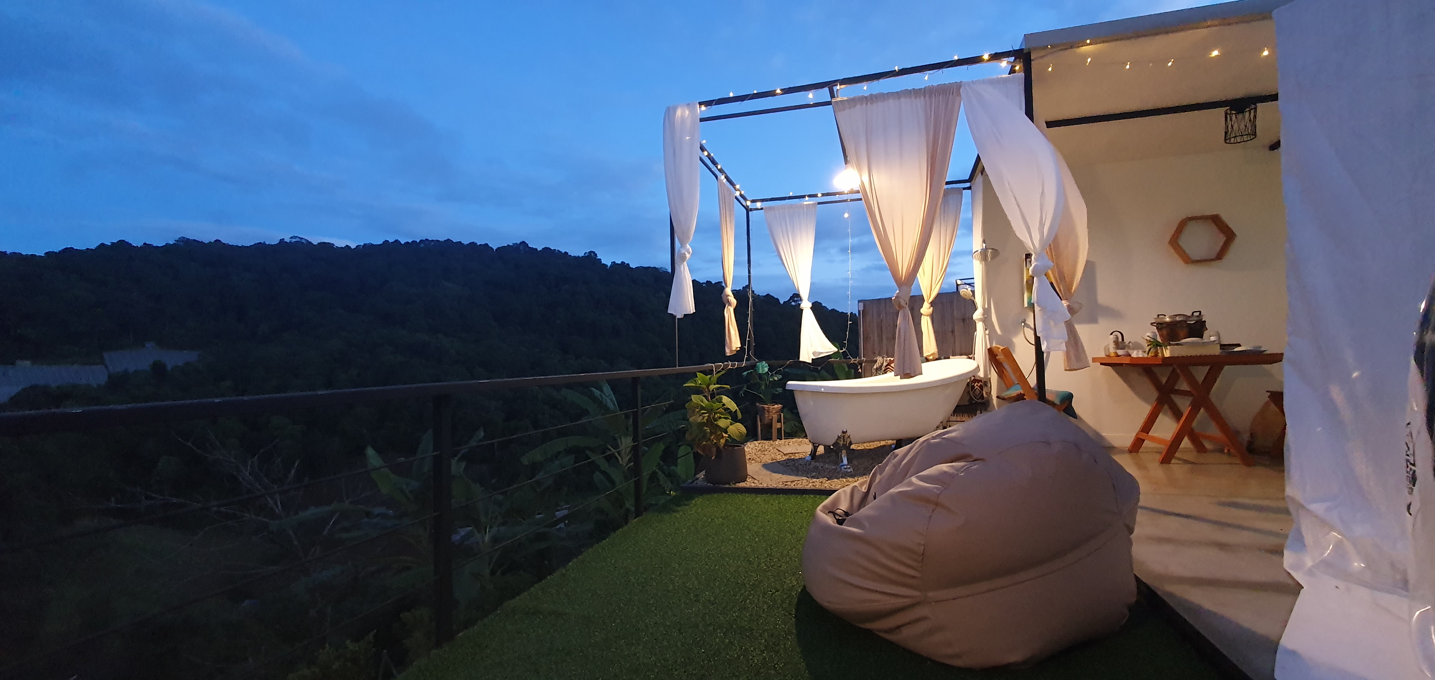 고산 글램핑 숙소의 밤