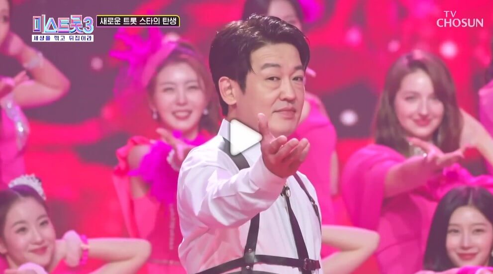 미스트로3-첫방송-영상으로-MC-허성재가-참가자들-앞에-서있는-사진