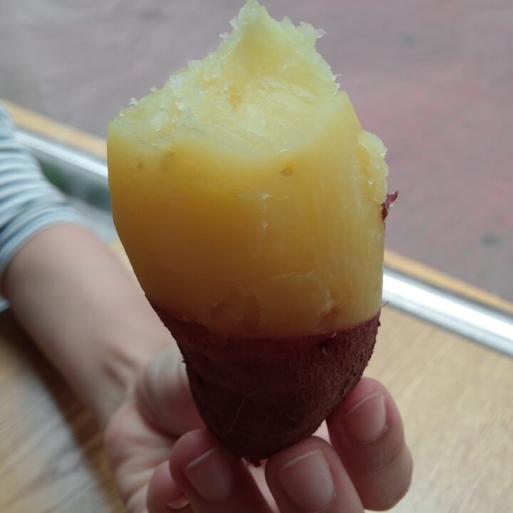 찐고구마-껍질까서-들고있는-사진