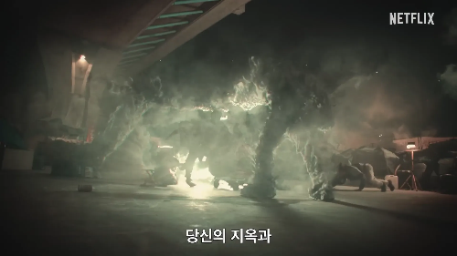 지옥 시즌 2 지옥의 사자가 인간을 심판하는 장면