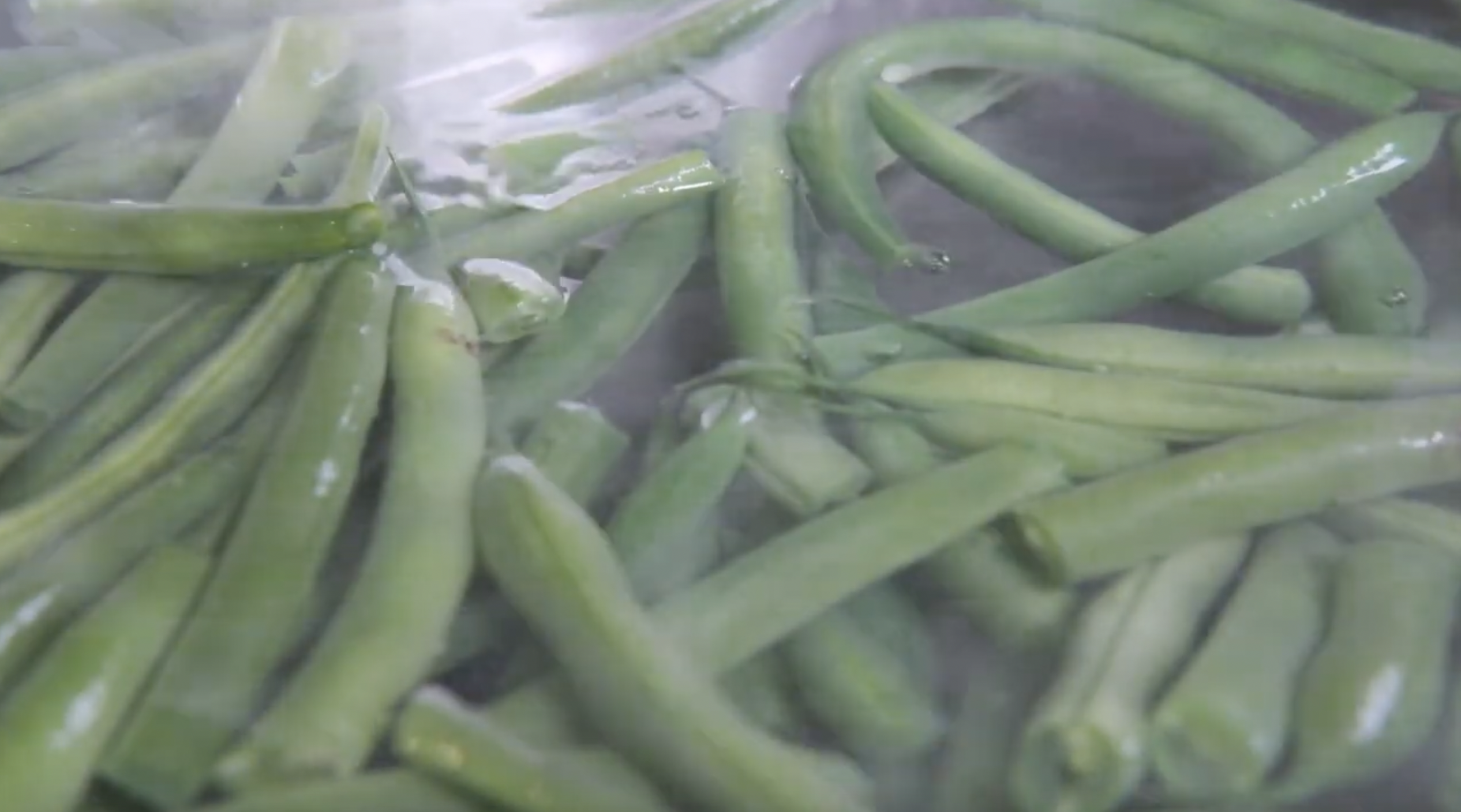 끓는 물에 소금 넣고 그린빈 2분 데쳐주는 사진