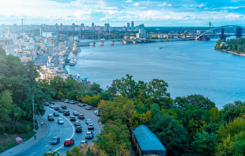 튀르키예 항구 근처 마을 사진