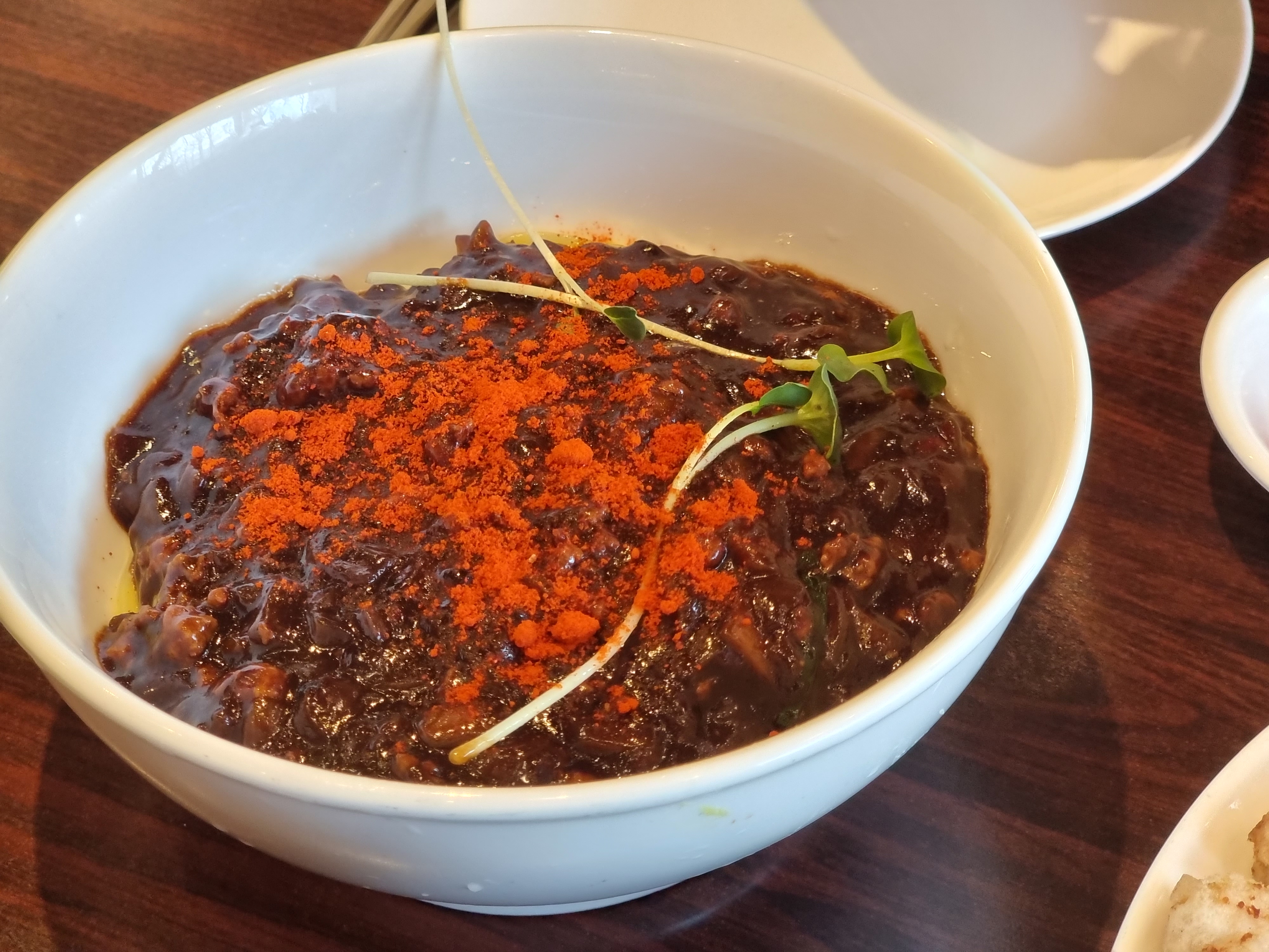 "호불호 없는 정석의 맛!" 너무 달지도, 짜지도 않은 딱 적당한 밸런스의 짜장면입니다.