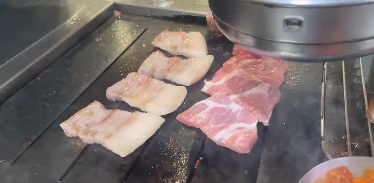도톰하게 썰린 목살과 삼겹살을 굽는 모습이에요.