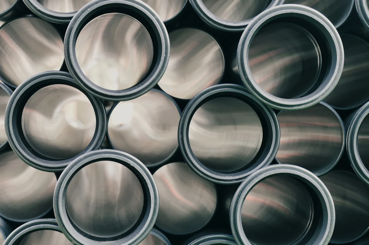 쌓여 있는 파이프라인