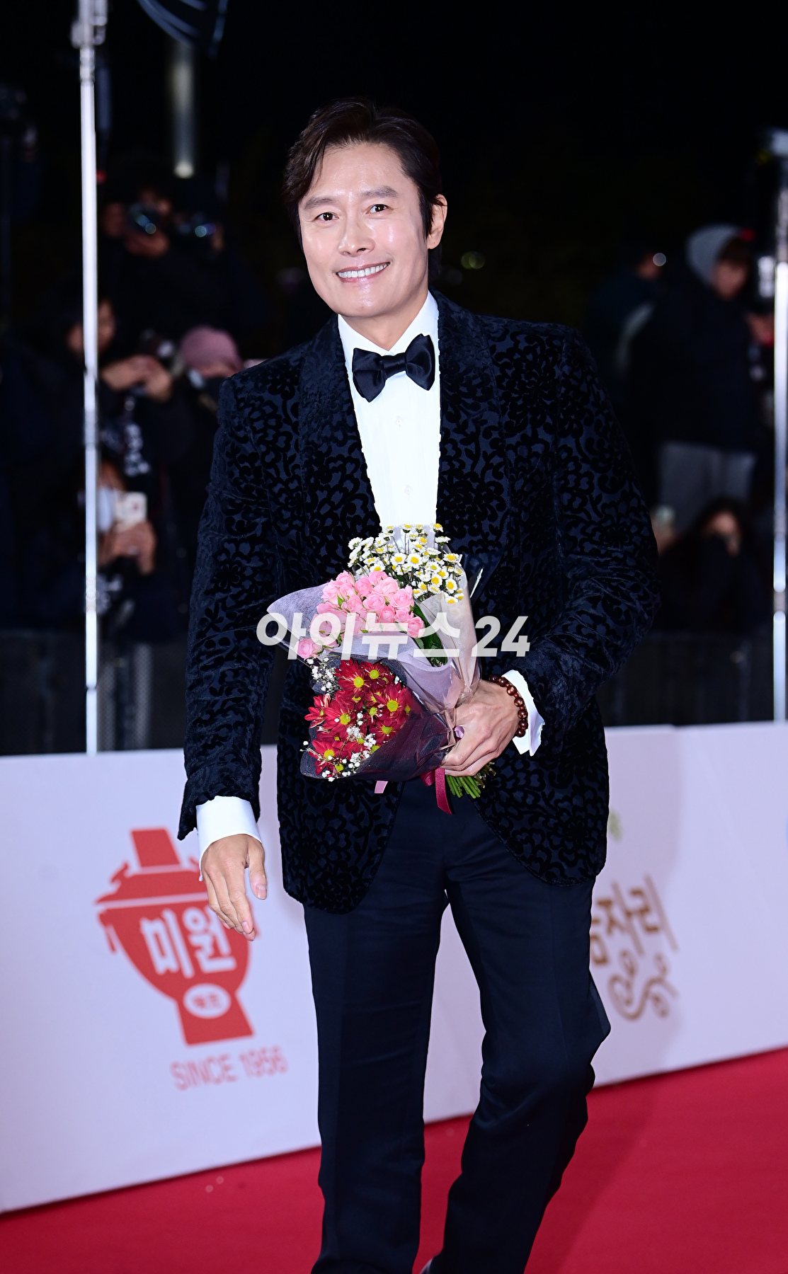 배우 이병헌이 24일 오후 서울 영등포구 여의도 KBS홀에서 진행된 제44회 청룡영화상 레드카펫 행사에 참석하고 있다. [사진=정소희 기자]