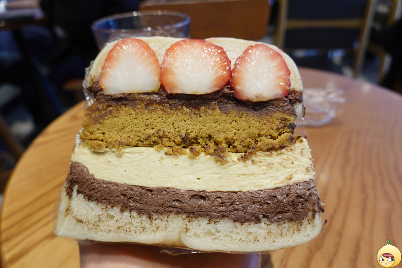 랩을 제거한 딸기 두바이 초콜릿 샌드베이글 앞면