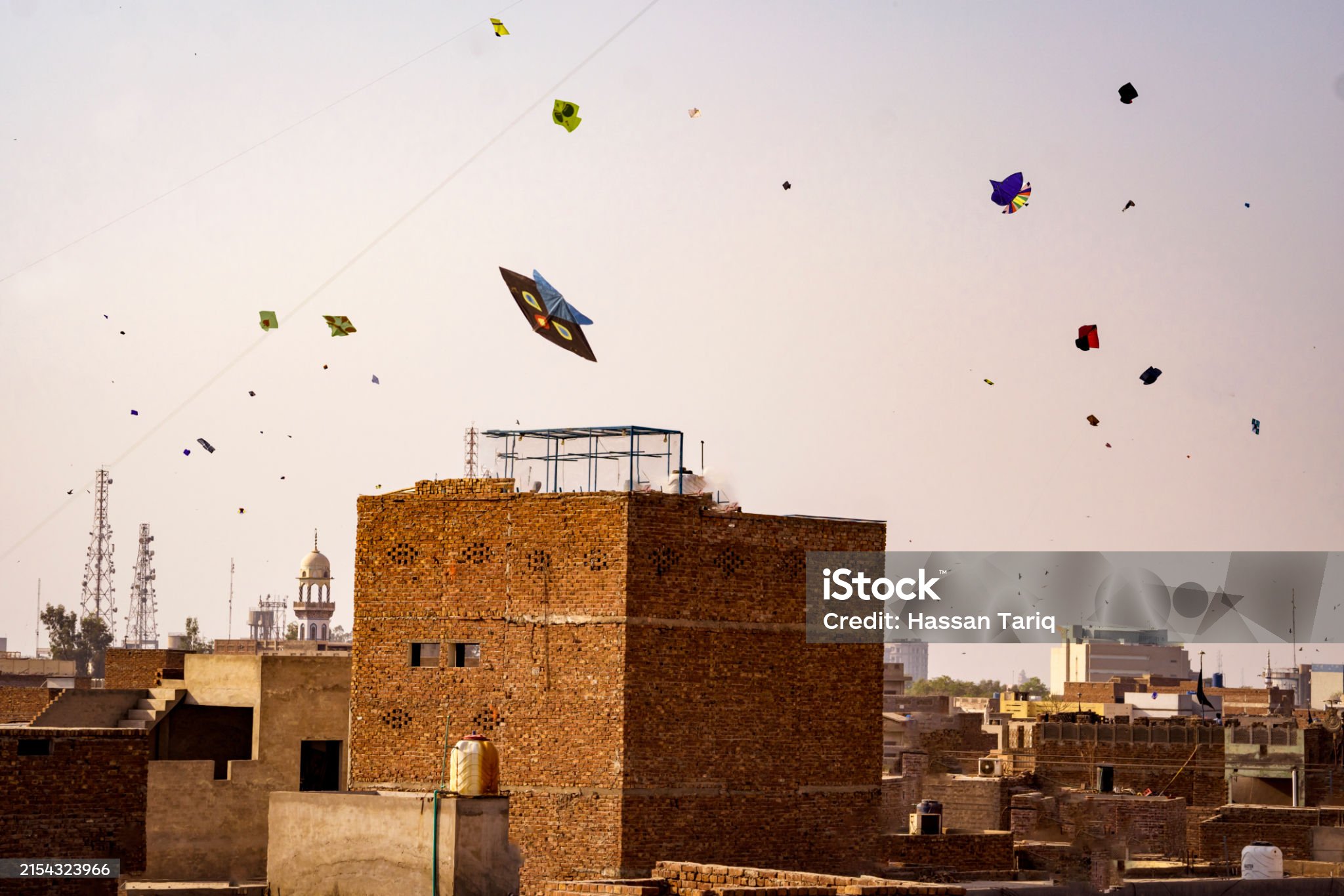 건물 위로 하늘에 수많은 연들이 떠있는 사진입니다.