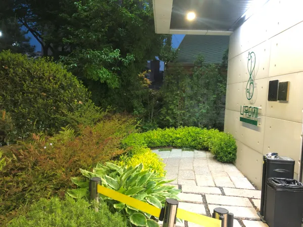 카페 나우이제 입구 앞