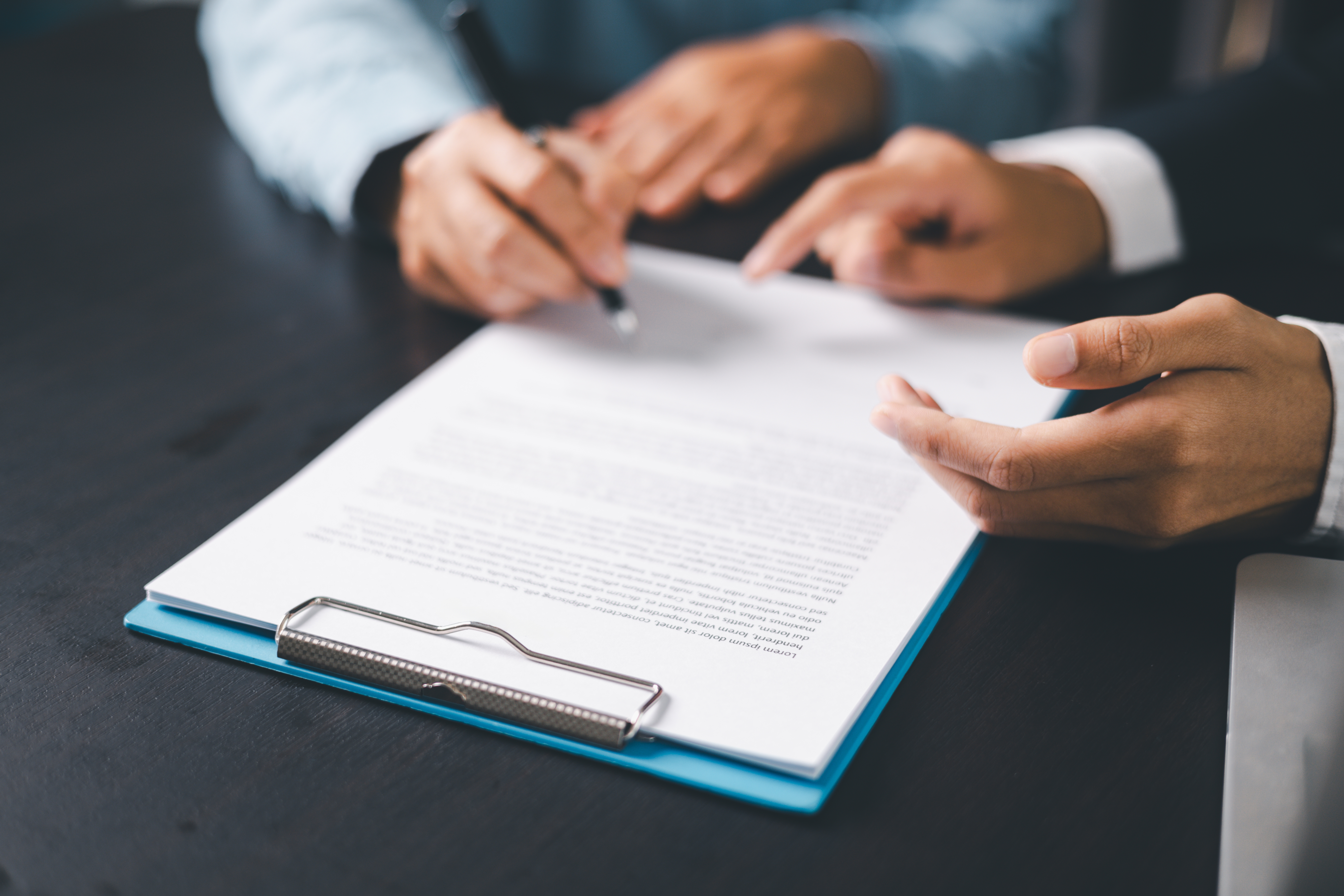 노무비 지급 관련 서류를 함께 검토하며 서명하는 비즈니스 현장 모습