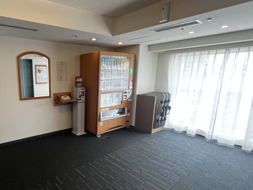 엘레베이터에서 내리면 자판기가 보임