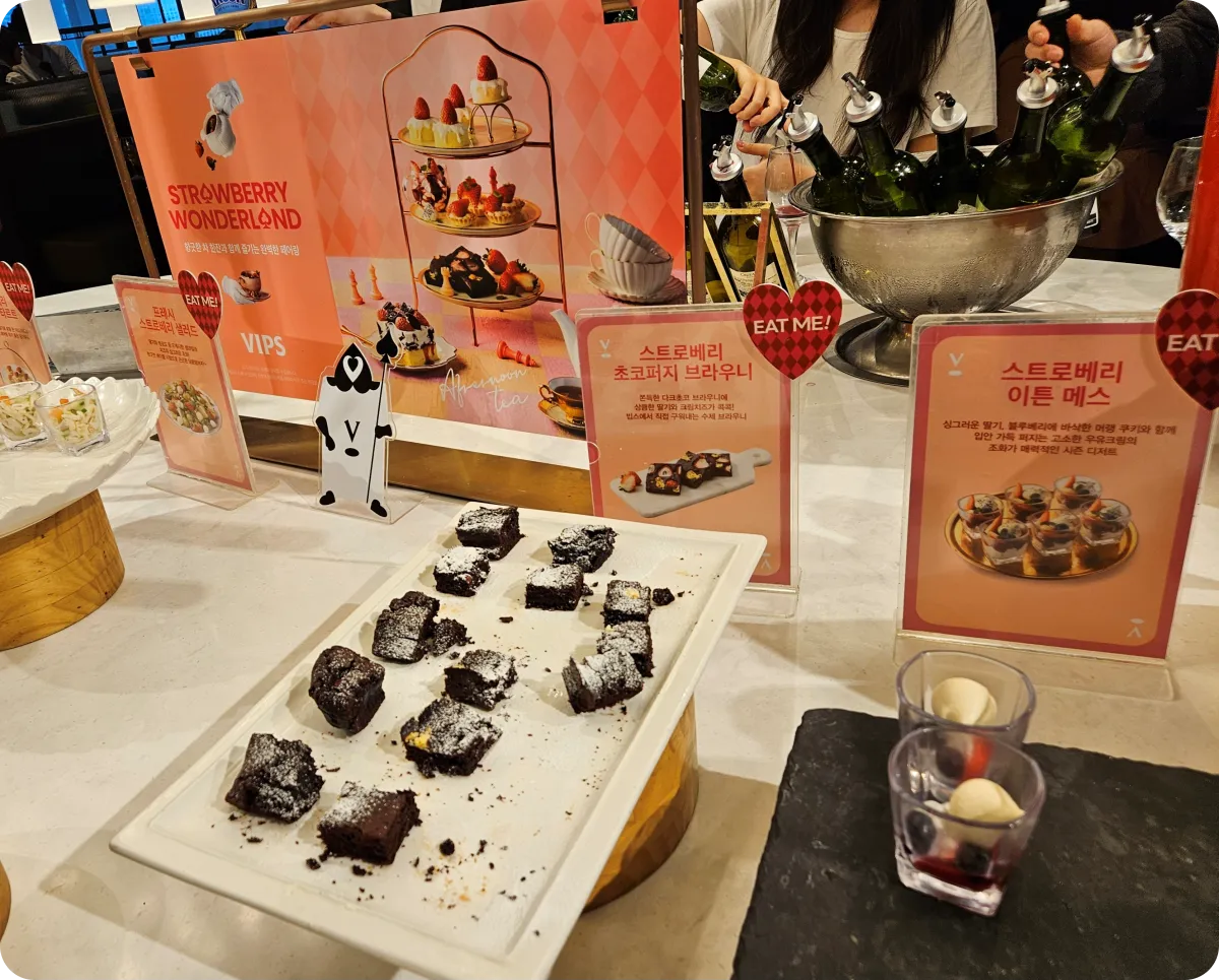 빕스-스트로베리-초코피지-브라우니-스트로베리-이튼-메스