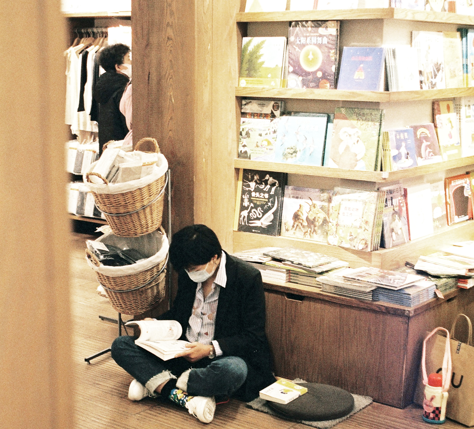 책상 위에 열린 책을 읽는 사람의 모습, 독서 습관을 상징하는 이미지