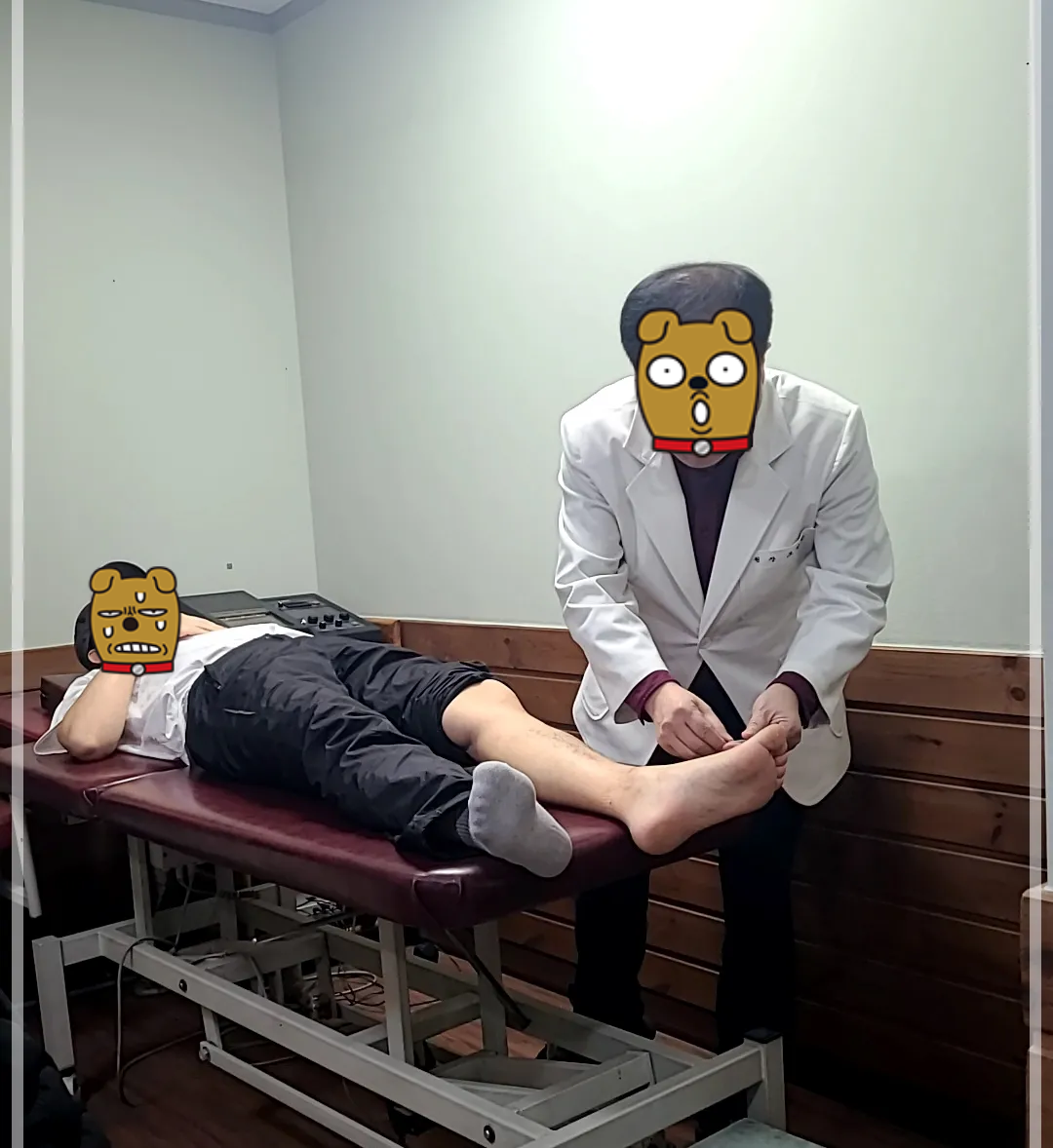 침대에-누워-발에-침을-맞는-남자-침을-놓는-한의사