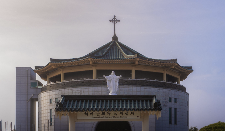 해미국제성지 성당 실루엣과 활짝 피어난 봄꽃의 조화