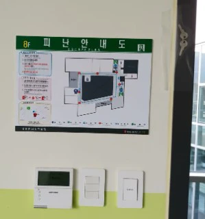 출입구에 설치된 피난안내도