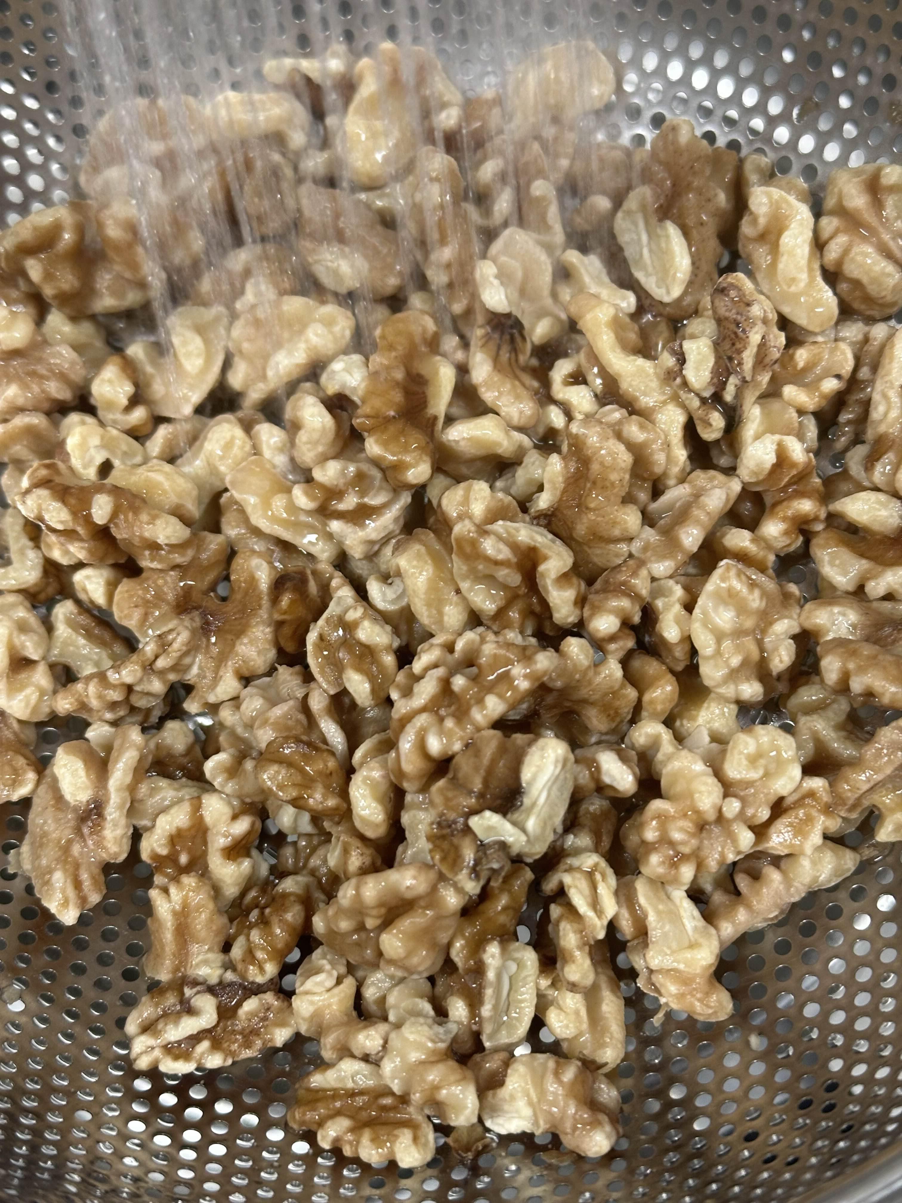 찬물에 식히는 호두