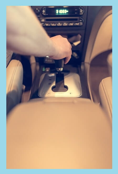 자동차-기어-위-손