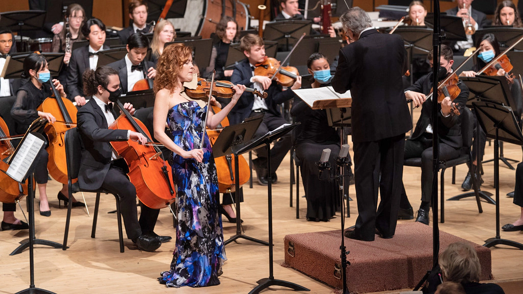 바이올린 협주곡을 연주하는 모습을 보여주는 이미지입니다.