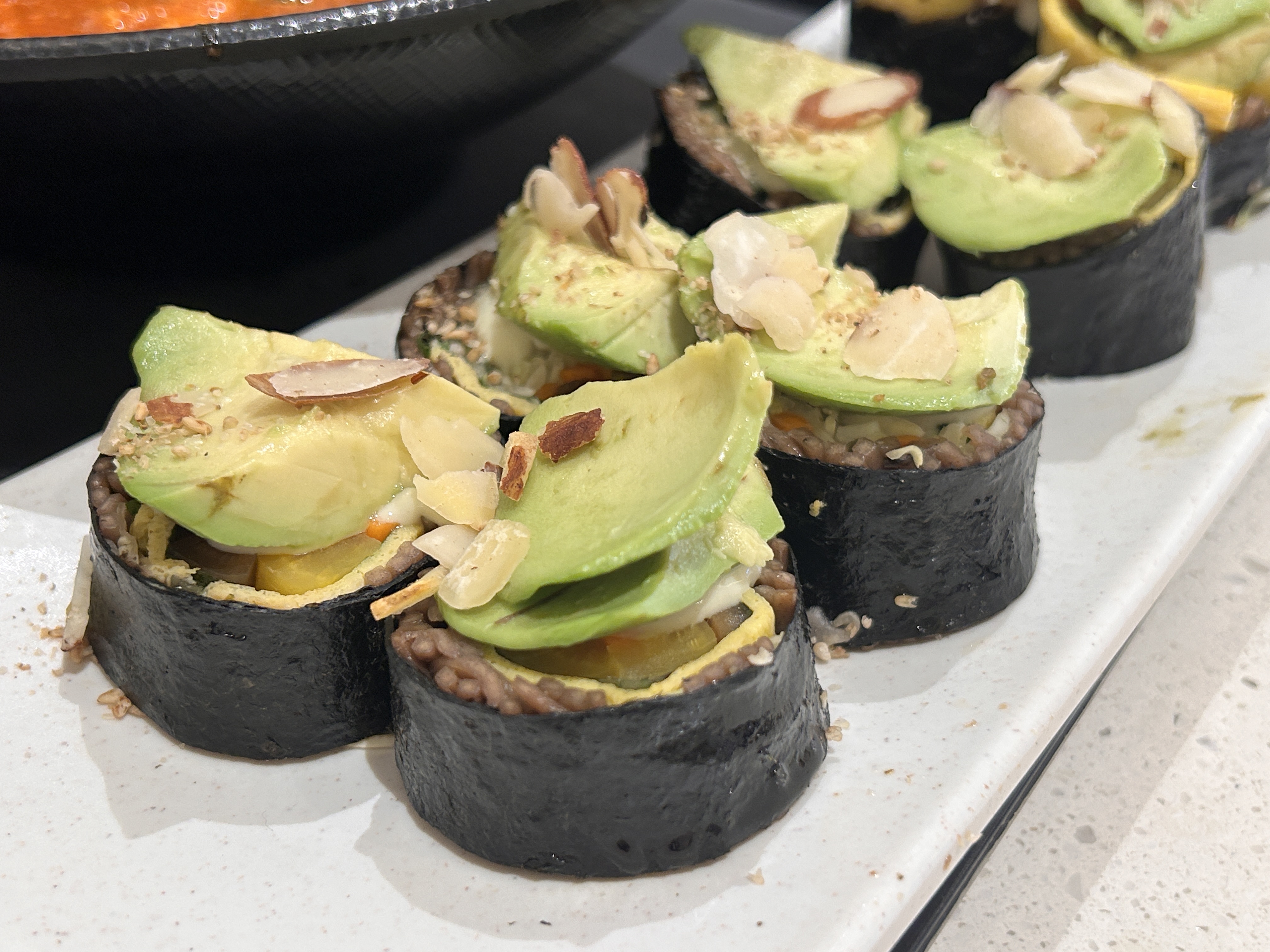 고씨네동해막국수-아보카도-메밀롤