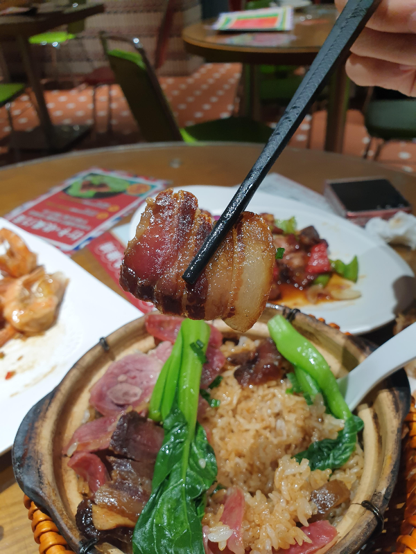 젓가락으로 매실소스 돼지갈비를 집어든 모습