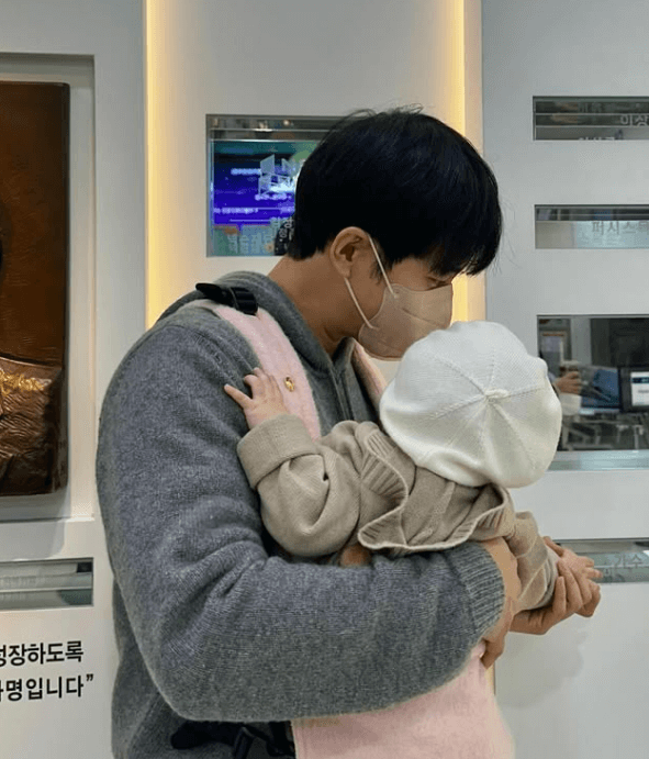 이승기 아기 띠 - 분홍 아기 띠 맨 모습