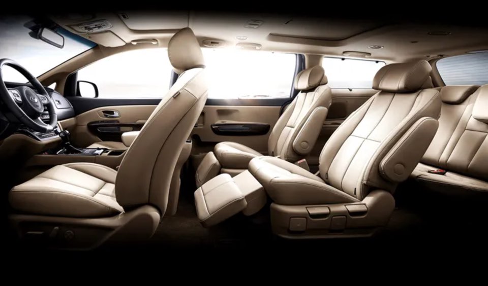 카니발7인승은 7명탑승하고 짐간이 따로 있다.