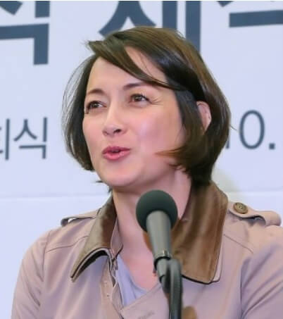마이크앞에서-말하고있는-단발머리여성의모습