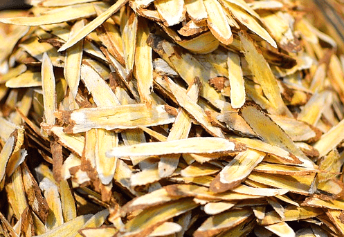 얇게 저민 감초들이 수북하다. 나무껍질처럼 생겼다.