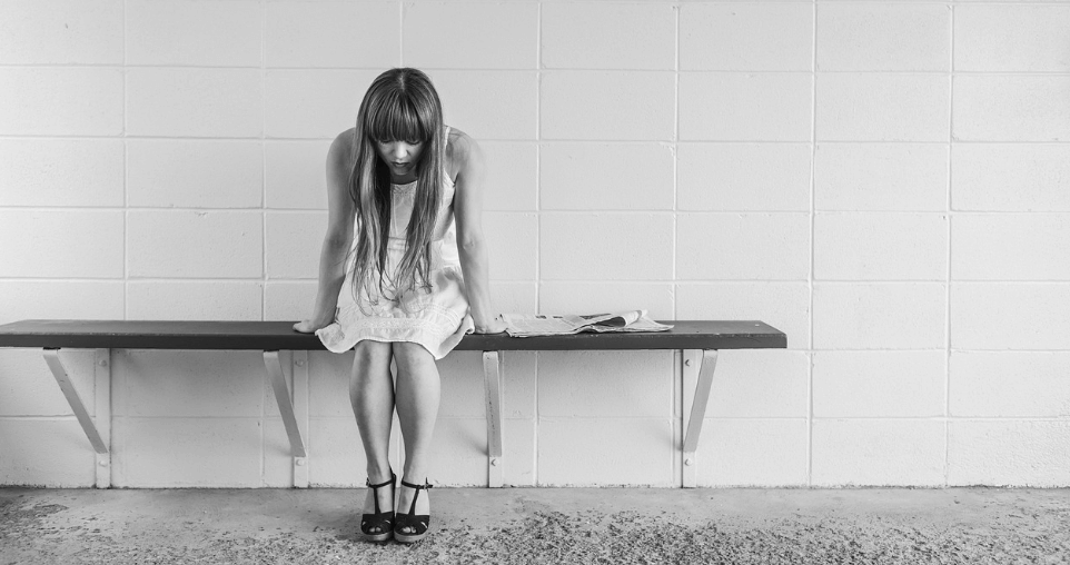 우울증으로 고통 받는 여자가 의자에 앉아 있다