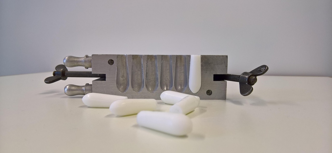 좌약을 만드는 기계와 좌약들