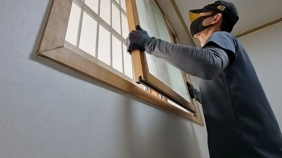 창문 빼는 모습