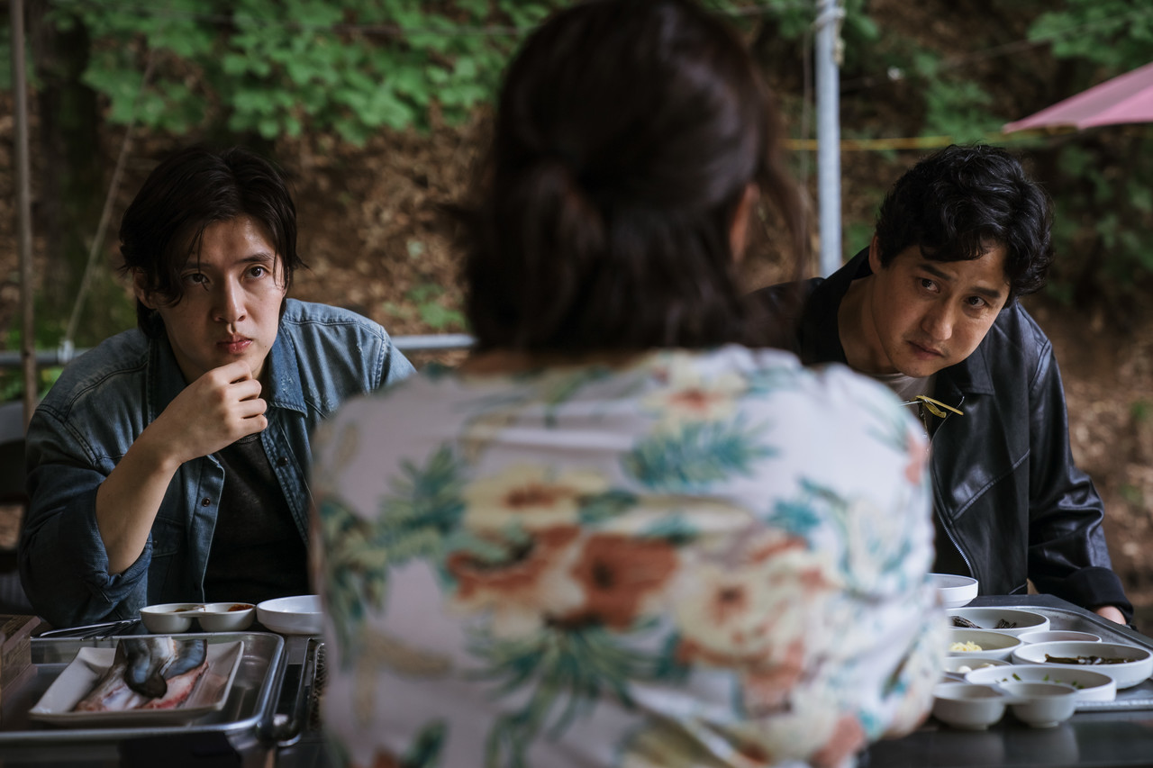 영화 야당 스틸컷 &ndash; 산속 식당에서 마주 앉은 두 남자의 긴장감 넘치는 장면