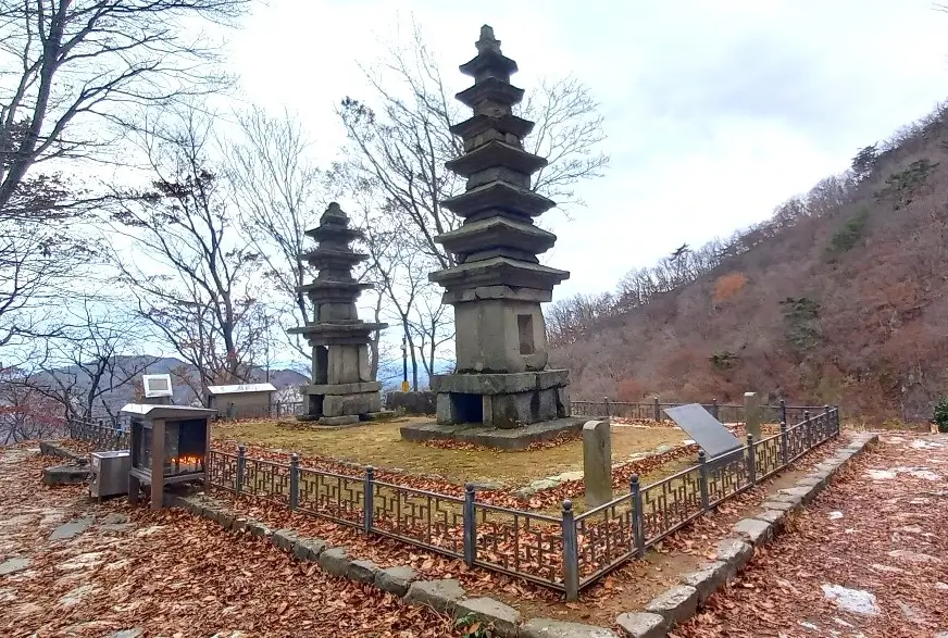 계룡산의 남매탑 모습