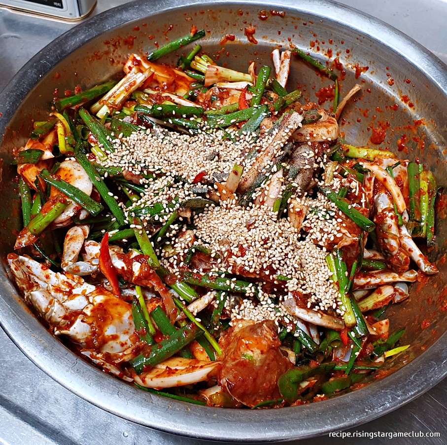 완성된 맛있는 양념게장에 통깨를 뿌려주는 사진