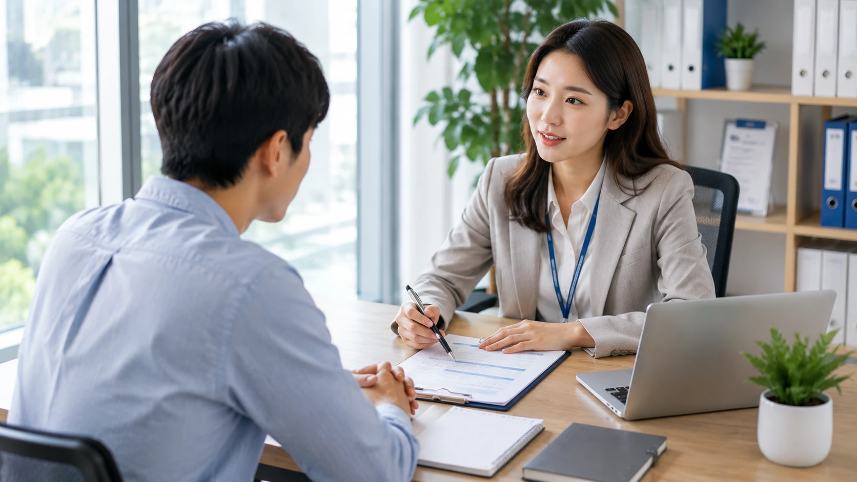 일경험 프로그램 상담을 받는 청년과 담당자