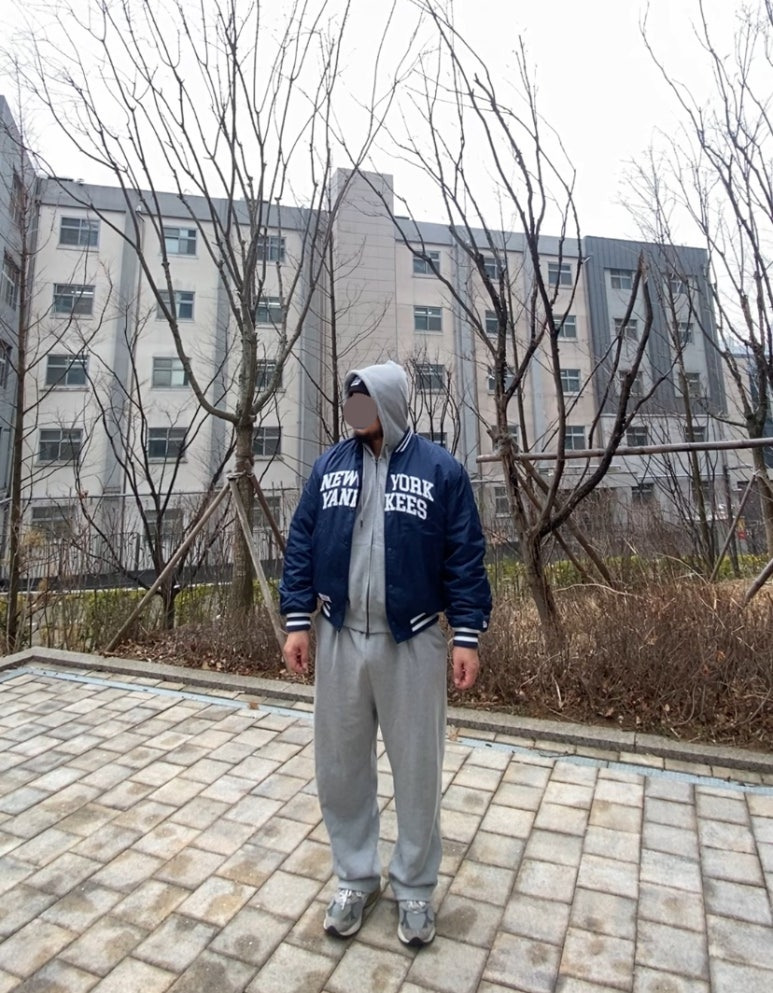 데일리룩('26.1.15.)반스 VANS 밀포드 비니, 뉴에라 MLB 뉴욕양키스 스타디움재킷 야구점퍼, 토피 그레이 후드티 집업, 토피 그레이 와이드 팬츠, 뉴발란스 993 그레이