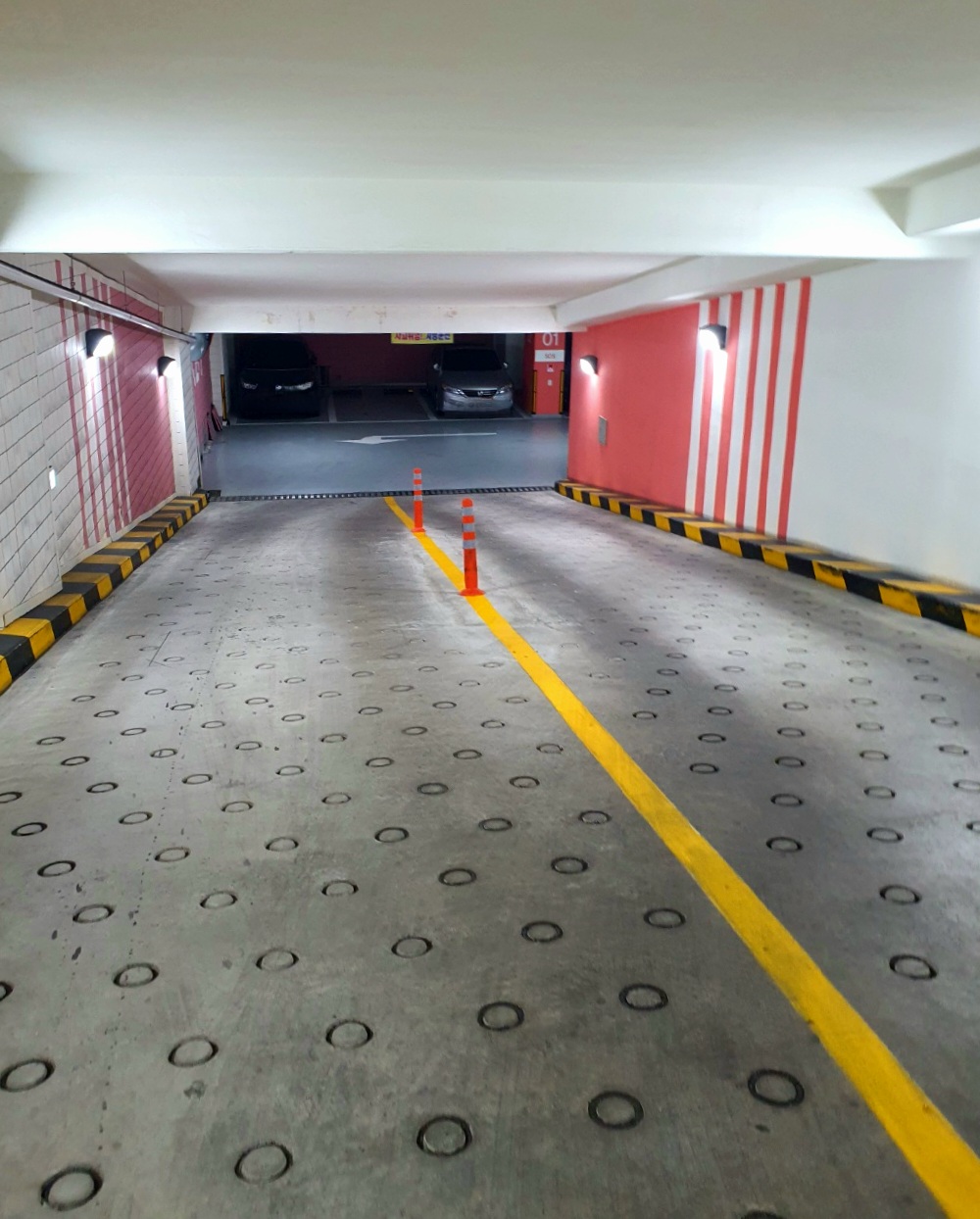 넓고-쾌적한-주차-공간입니다.