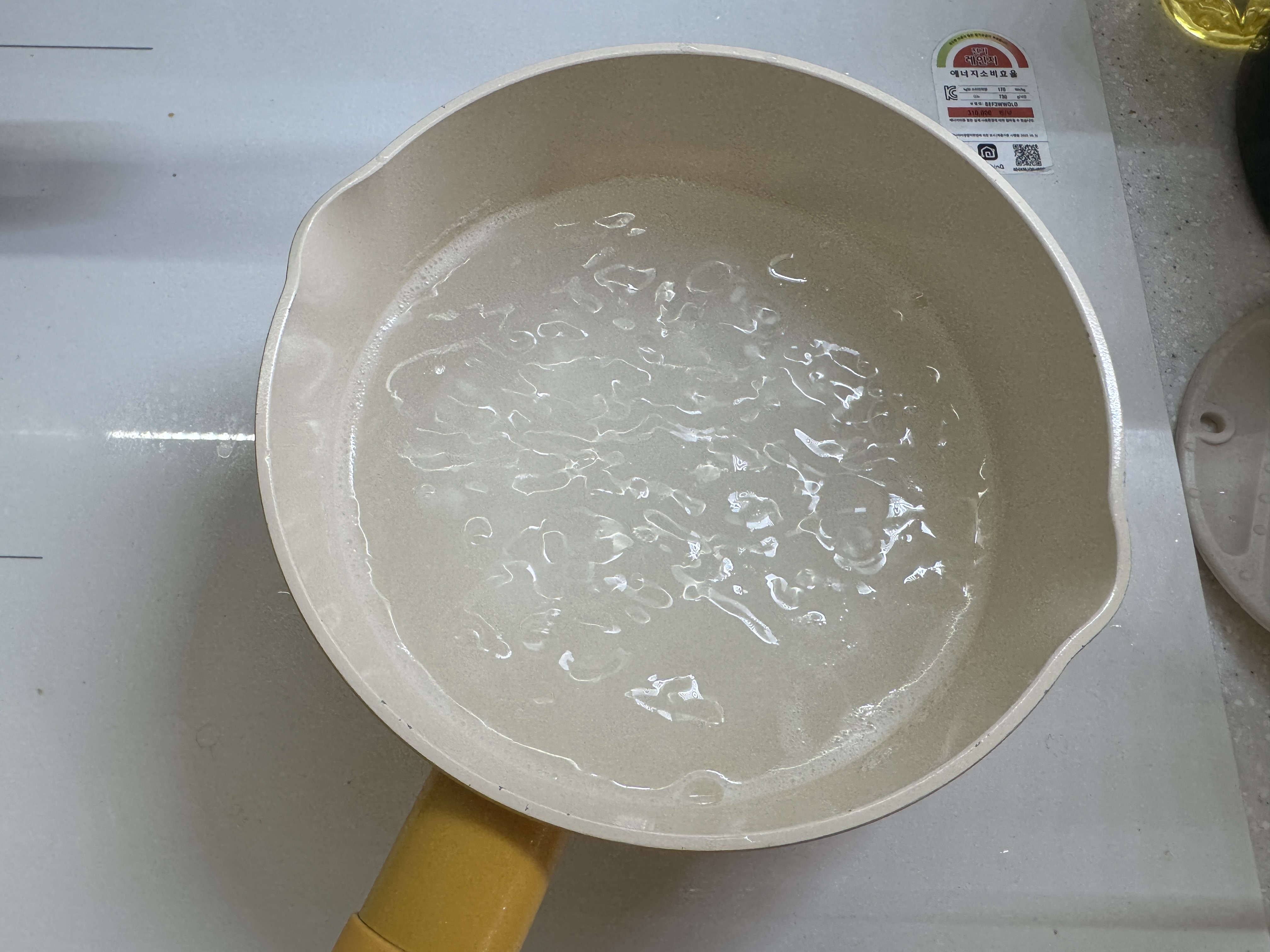 냄비에 불린 쌀을 넣고 끓이는 사진