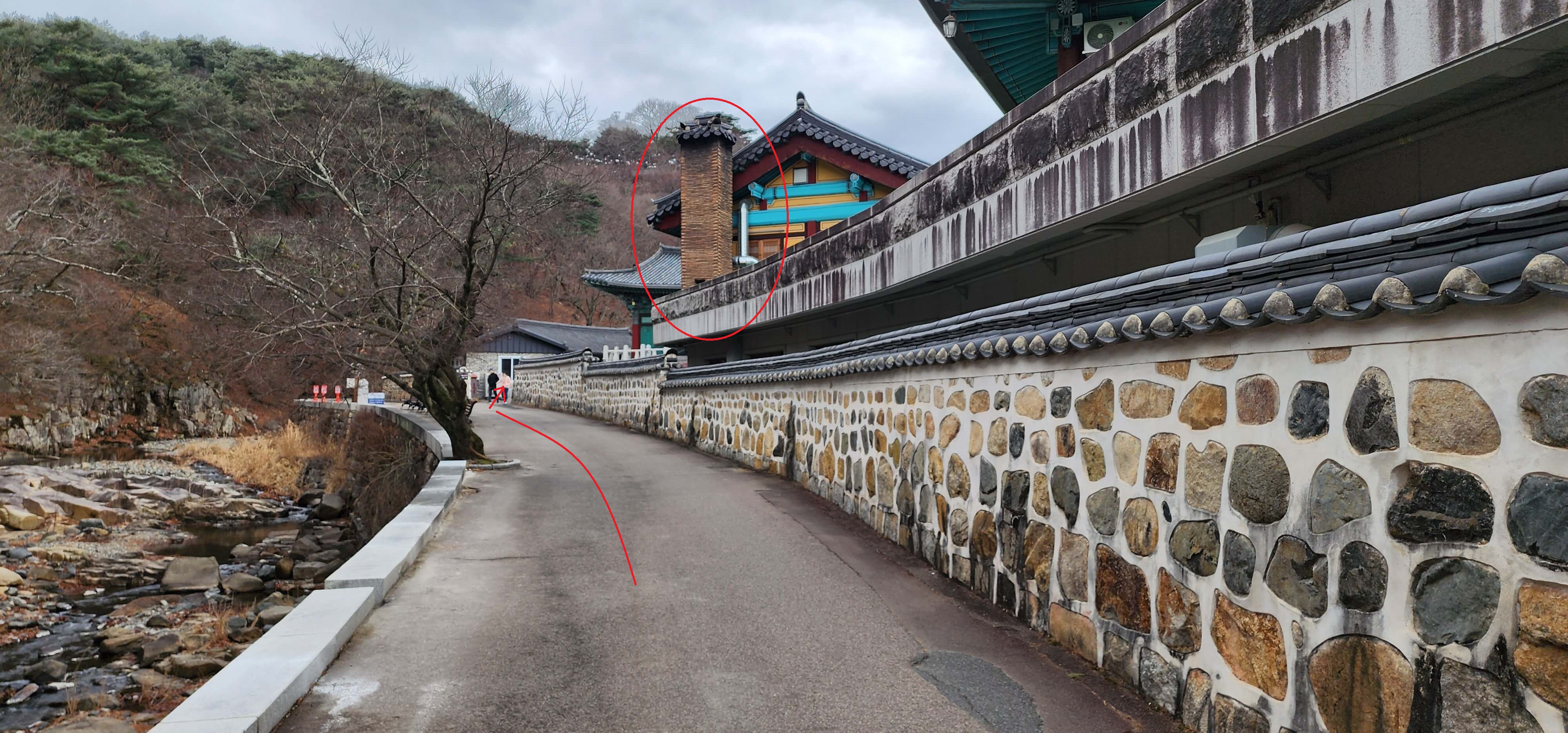 양산 통도사 내 공양실 찾아가는 모습 사진