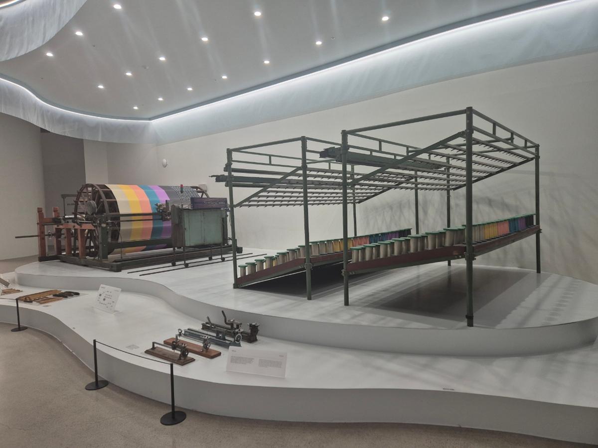 진주실크박물관 내부의 다양한 전시