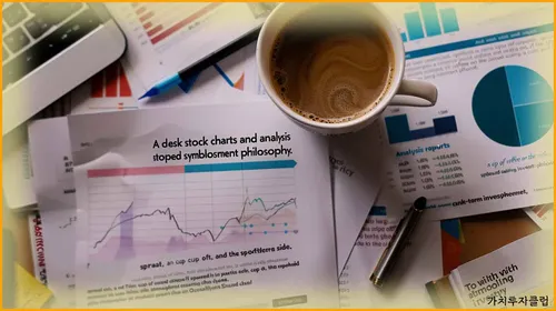 img_A_desk_with_stock_charts_and_analysis_reports_sp-(1)