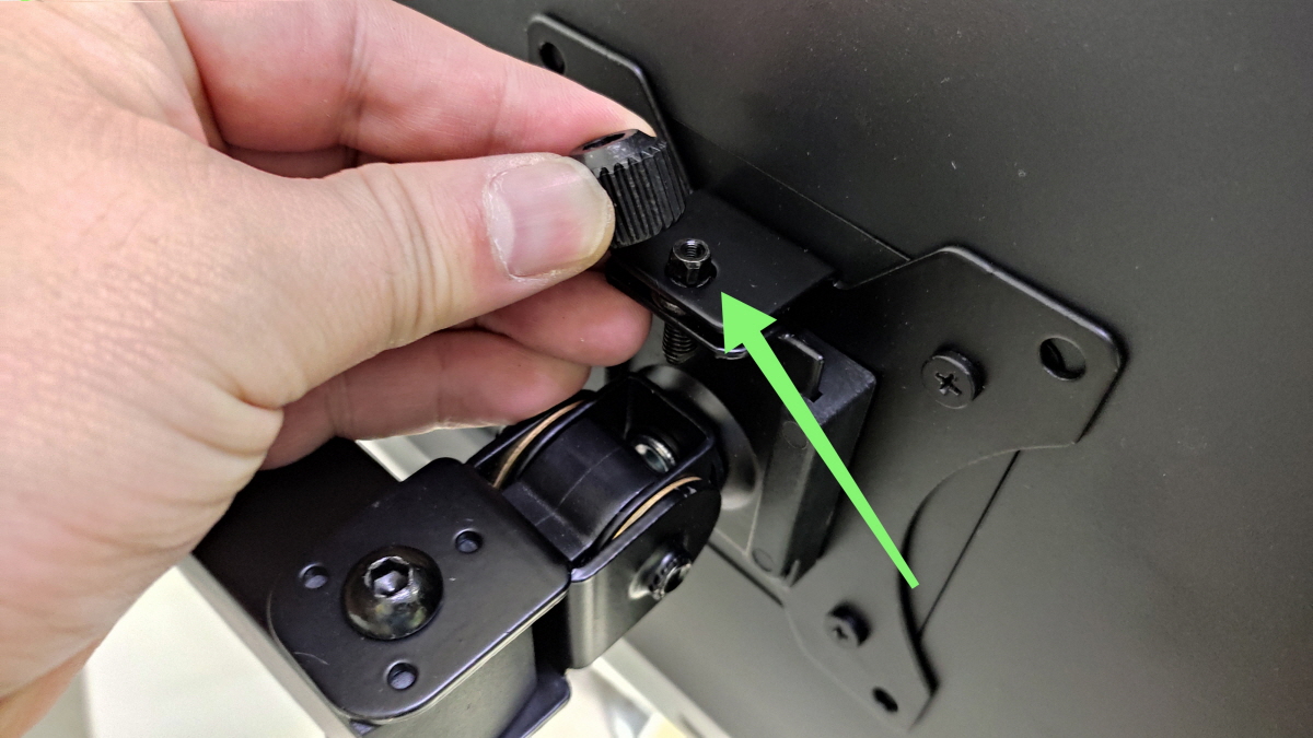 모니터 거치후 제공되는 볼트로 고정