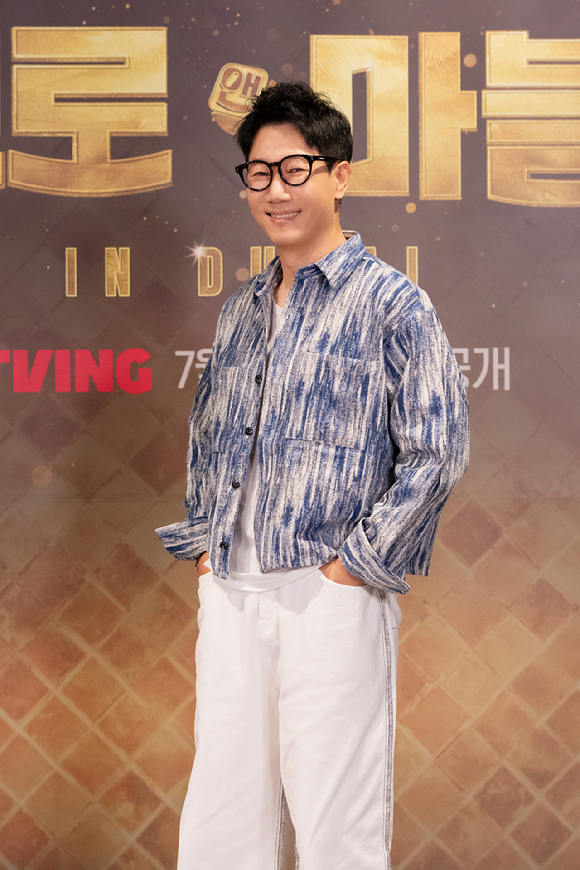 코미디언 지석진이 17일 온라인으로 진행된 티빙 오리지널 예능 '브로 앤 마블' 제작발표회에 참석해 포즈를 취하고 있다. [사진=티빙]