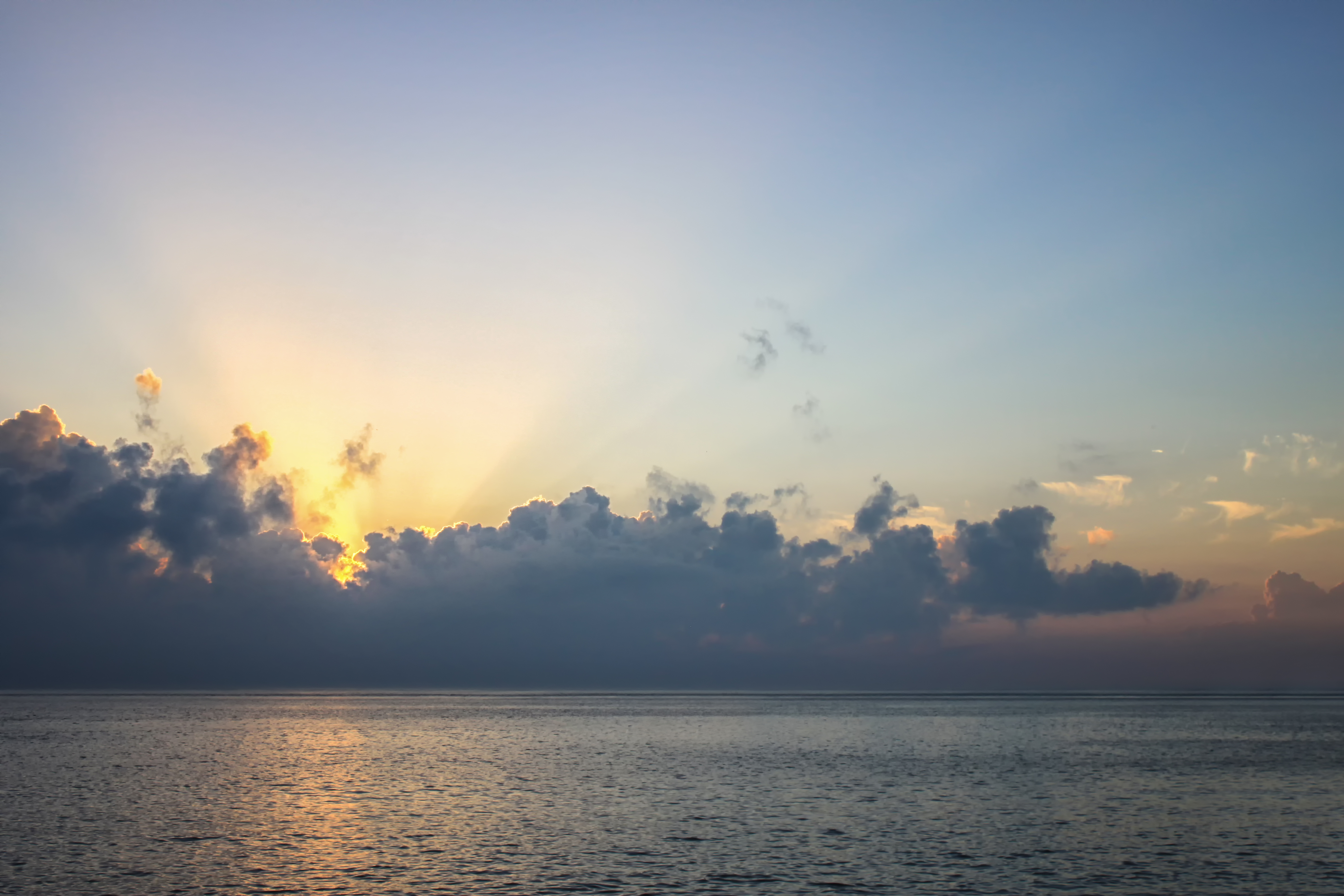 바다 일몰 구름 사이 빛내림이 어우러진 바다 해넘이 일몰 풍경 by 피어나네 저작권 없는 고화질 무료 이미지 바로가기